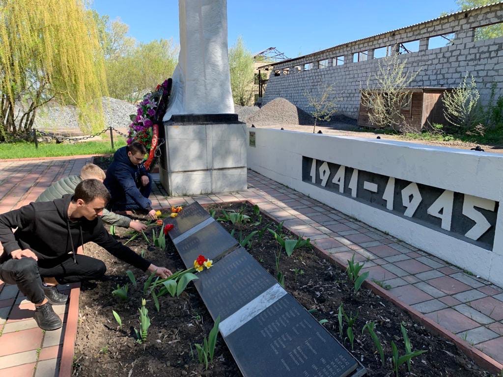 Уборка территории вокруг памятника воинам-землякам, погибшим в Великой Отечественной войне.