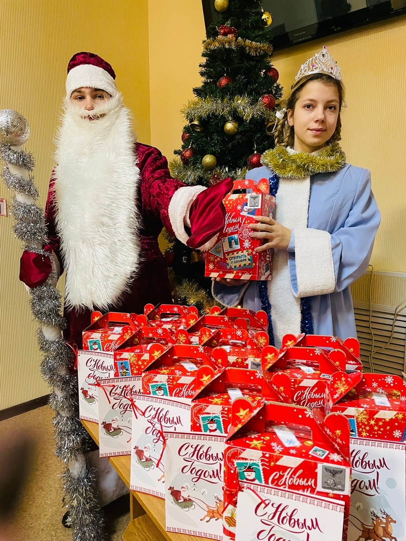 Подарки от Деда Мороза и губернатора Белгородской области В. Гладкова.